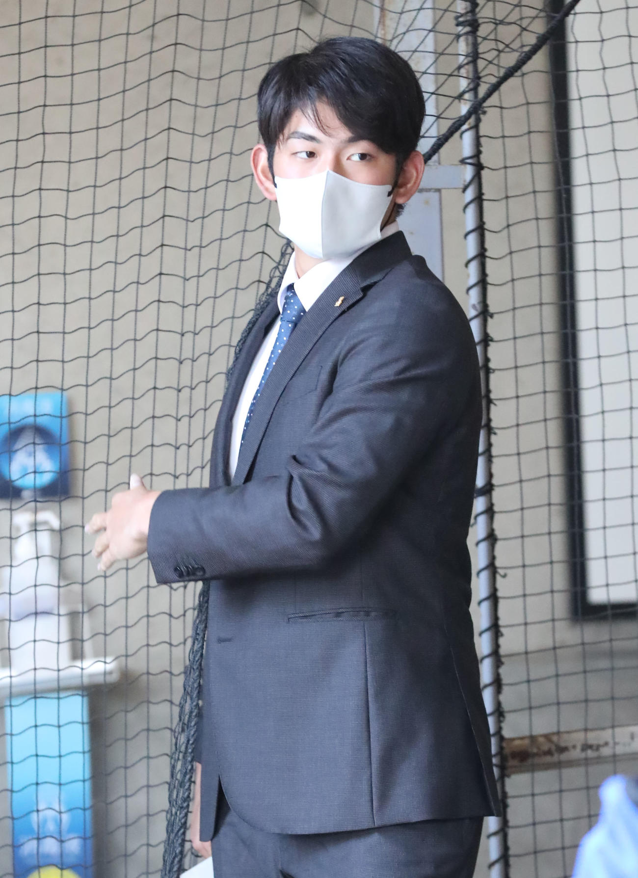 契約更改を終え、球場を後にする風間（撮影・屋方直哉）