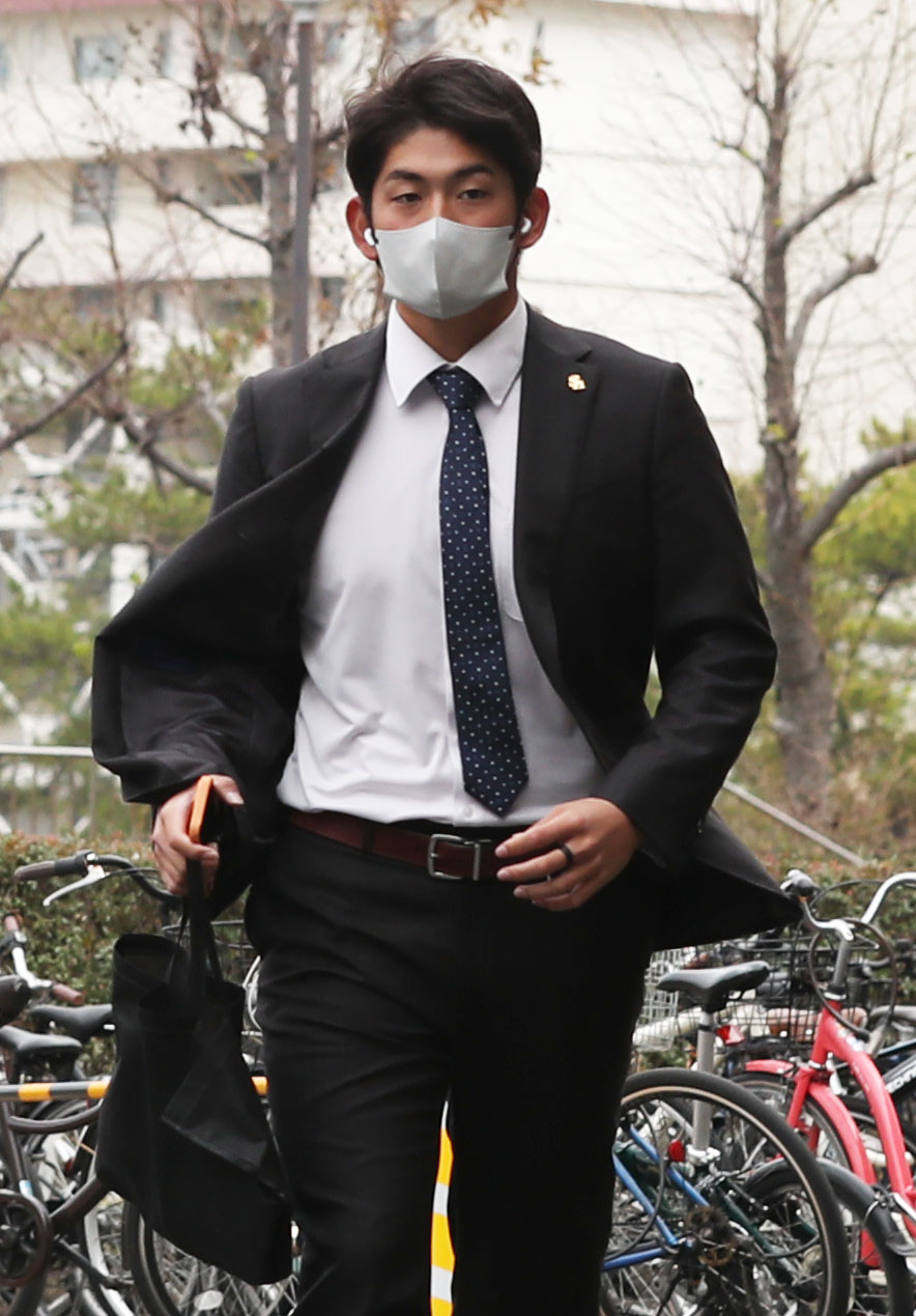 契約更改のため福岡ペイペイドームに訪れた風間（撮影・屋方直哉）