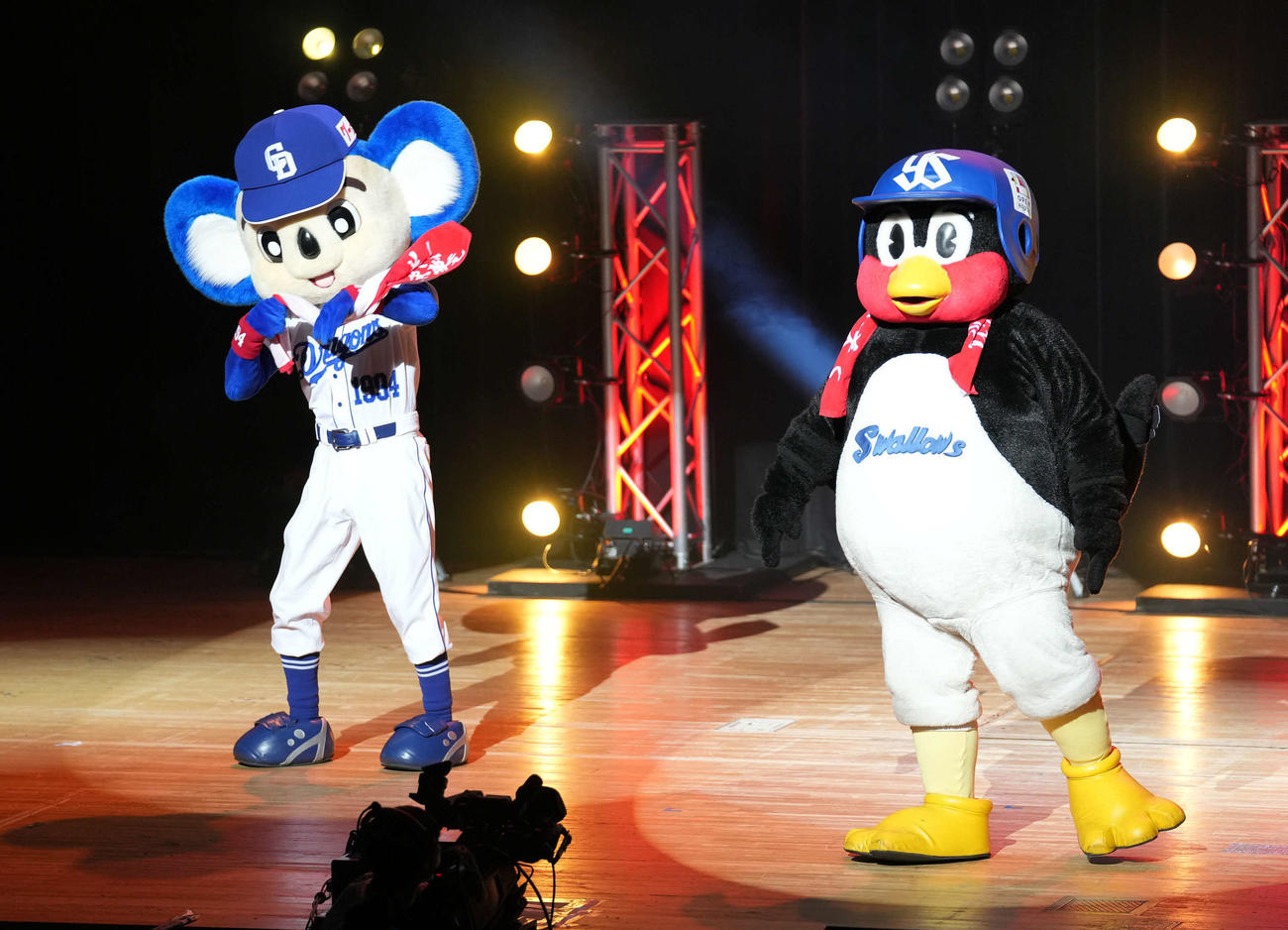 3年ぶりに開催するライブツアー初日、ステージ中央から登場し観客を楽しませるドアラ（左）とつば九郎（撮影・森本幸一）