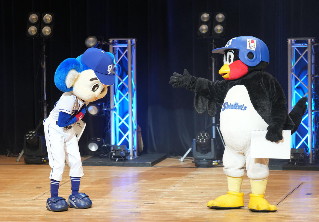 3年ぶりに開催するライブツアー初日、MCから紹介されおじぎをするドアラ（左）右はつば九郎（撮影・森本幸一）