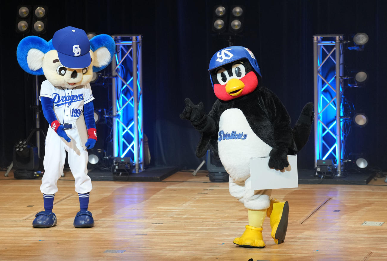 3年ぶりに開催するライブツアー初日、MCから紹介されポーズを決めるつば九郎（右）左はドアラ（撮影・森本幸一）