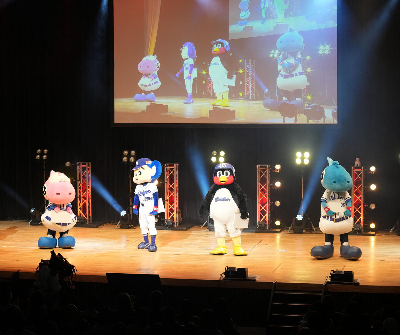 3年ぶりに開催するライブツアー初日、観客を楽しませる（左から）パオロン、ドアラ、つば九郎、シャオロン（撮影・森本幸一）