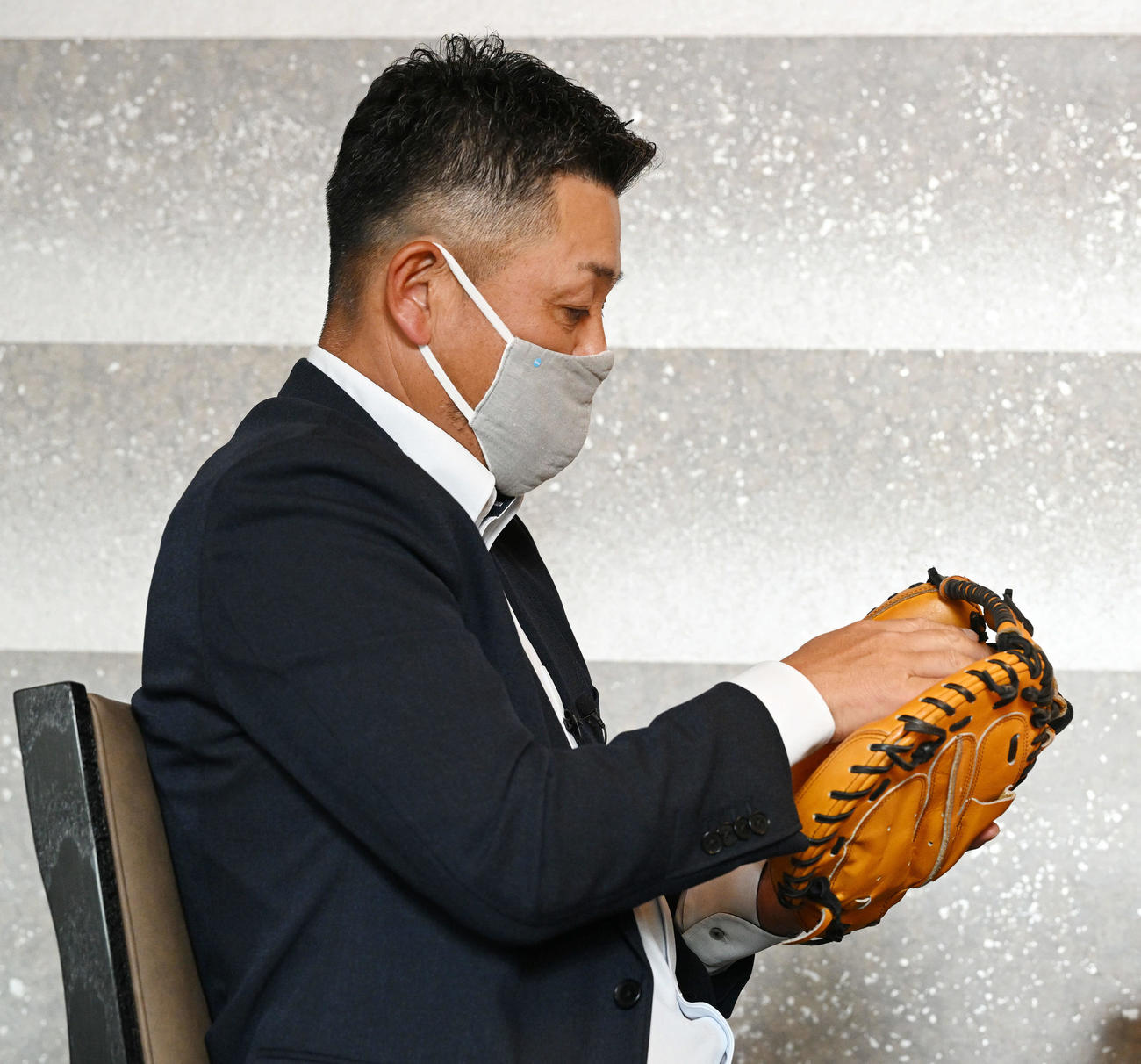 対談するDeNAドラフト1位の大阪桐蔭・松尾のミットを付ける谷繁氏（撮影・滝沢徹郎）