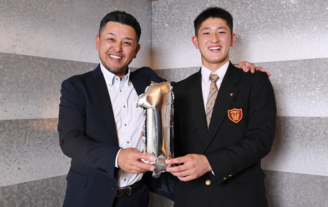 大洋ドラフト1位の谷繁氏（左）とDeNAドラフト1位の大阪桐蔭・松尾は「1」のバルーンを手にする（撮影・滝沢徹郎）