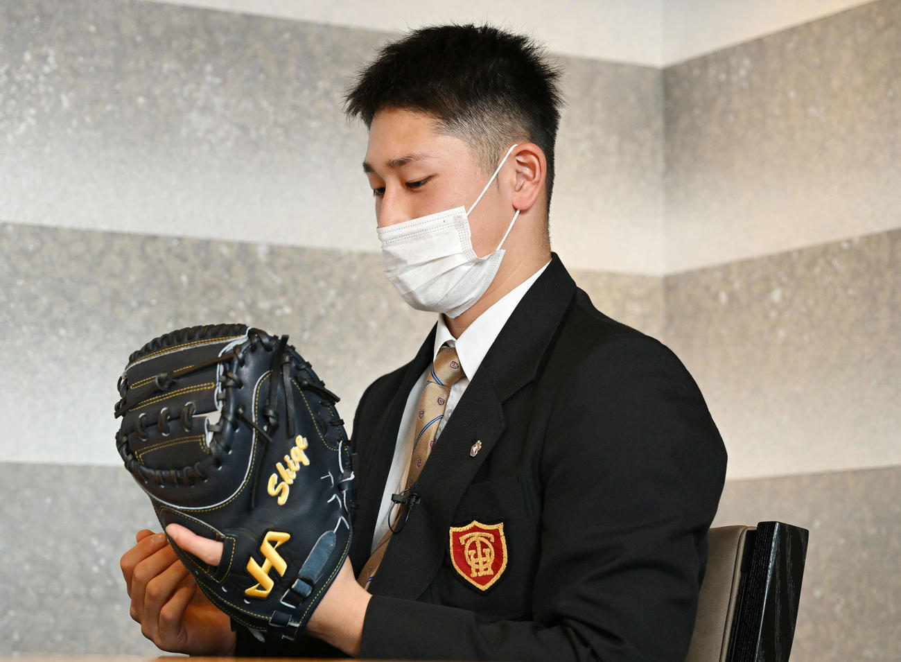 対談する谷繁氏のミットを着けるDeNAドラフト1位の大阪桐蔭・松尾（撮影・滝沢徹郎）