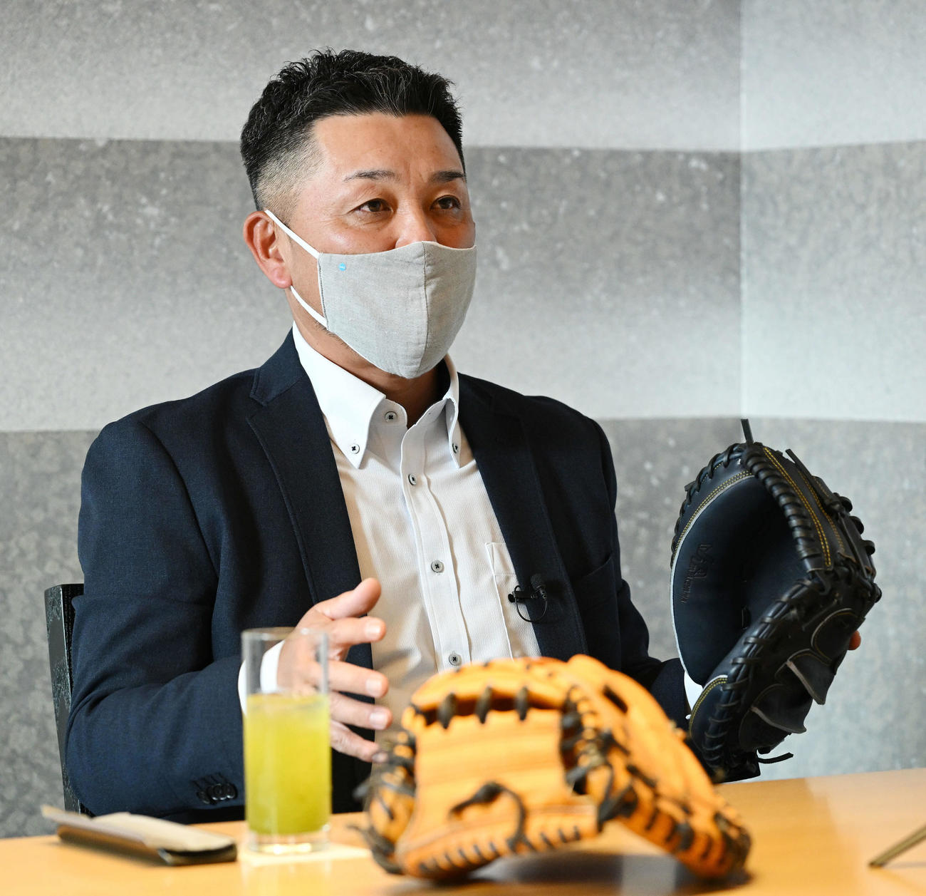 自身のミットを着けDeNAドラフト1位の大阪桐蔭・松尾と対談する谷繁氏（撮影・滝沢徹郎）
