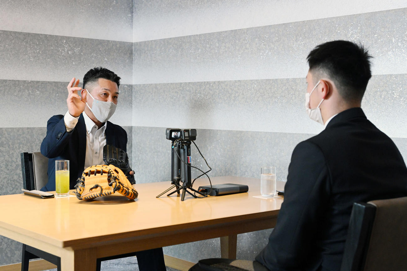 対談する谷繁氏（左）とDeNAドラフト1位の大阪桐蔭・松尾（撮影・滝沢徹郎）