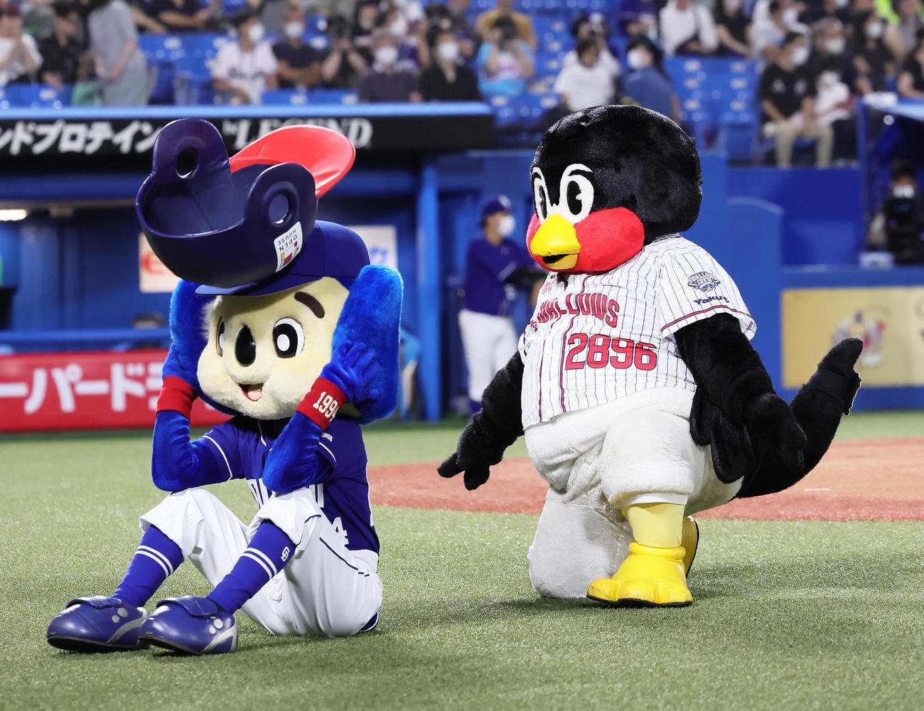 空中くるりんぱに挑戦するつば九郎（右）とドアラ（2022年9月3日撮影）