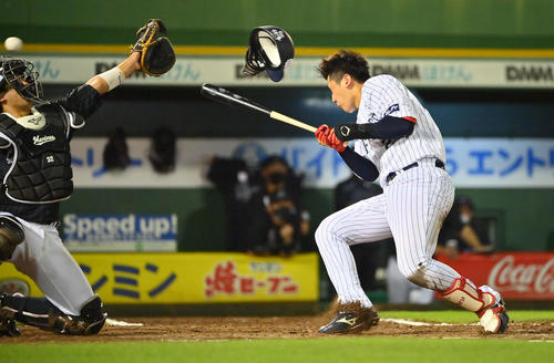 オリックス対ロッテ 8回裏オリックス2死二、三塁、死球を受ける紅林(2022年7月9日撮影)