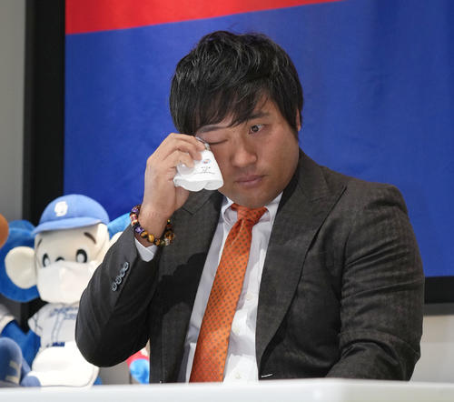 中日ドラゴンズを自由契約となり涙を流しファンへの感謝を語る平田(2022年10月4日撮影)