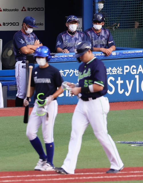 DeNA対ヤクルト 8回表ヤクルト2死一塁、四球で出塁した村上(手前右)を見つめるDeNA三浦監督(中央)(2022年9月11日撮影)