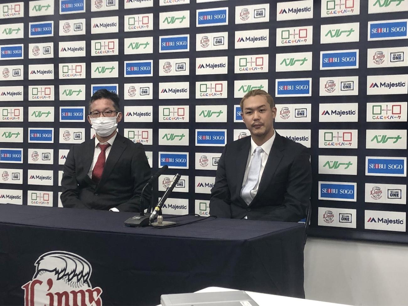メジャー挑戦の意向を表明する西武高橋（右）と代理人（撮影・上田悠太）