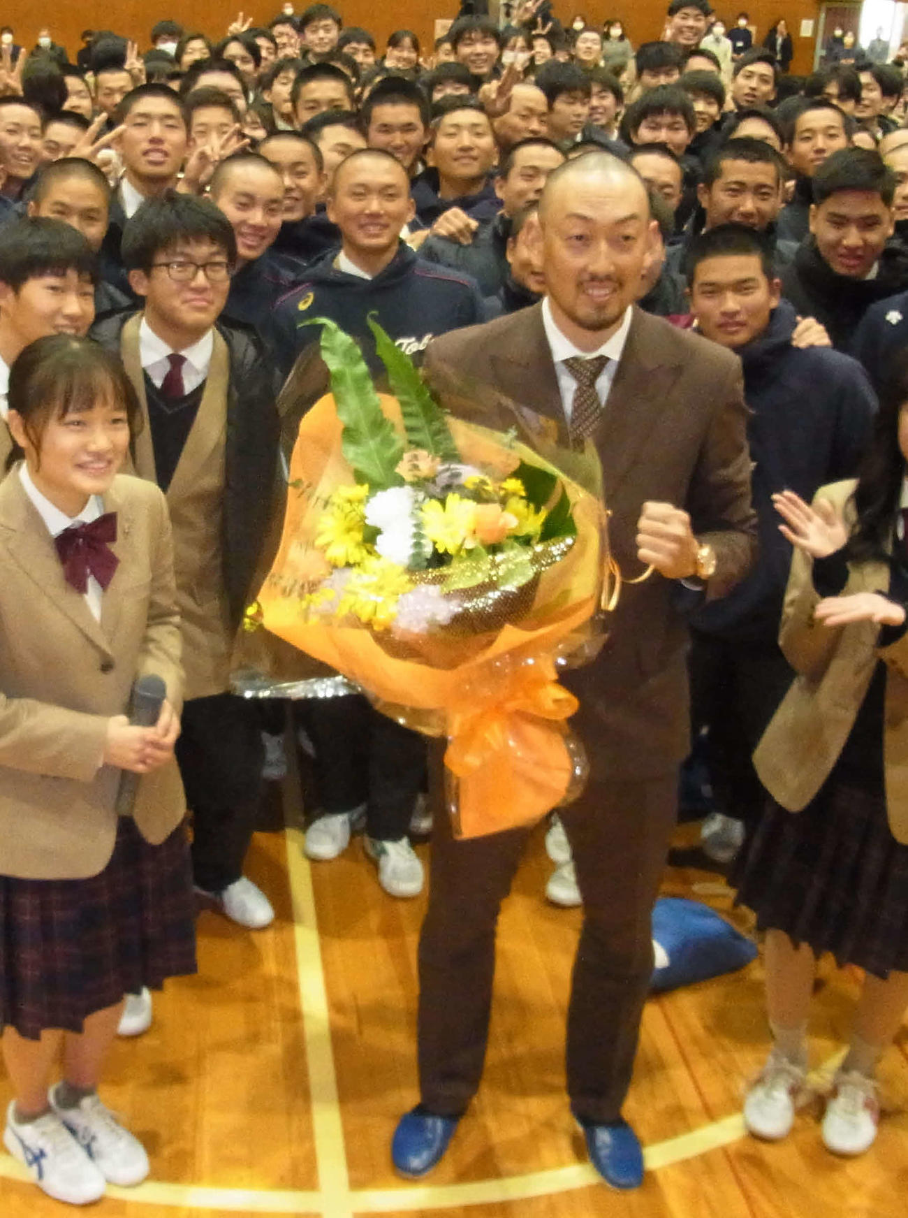 母校で在校生に囲まれるオリックス平野佳（撮影・堀まどか）