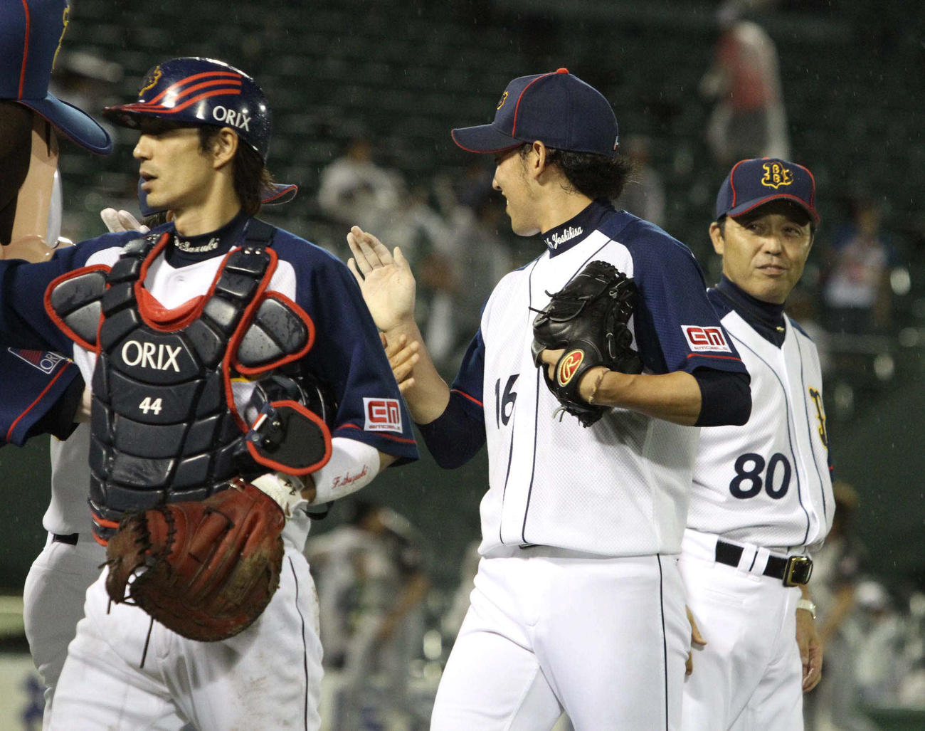 2010年7月、8回途中から登板しプロ初セーブをあげるオリックス平野佳寿（中央）、右は岡田彰布監督
