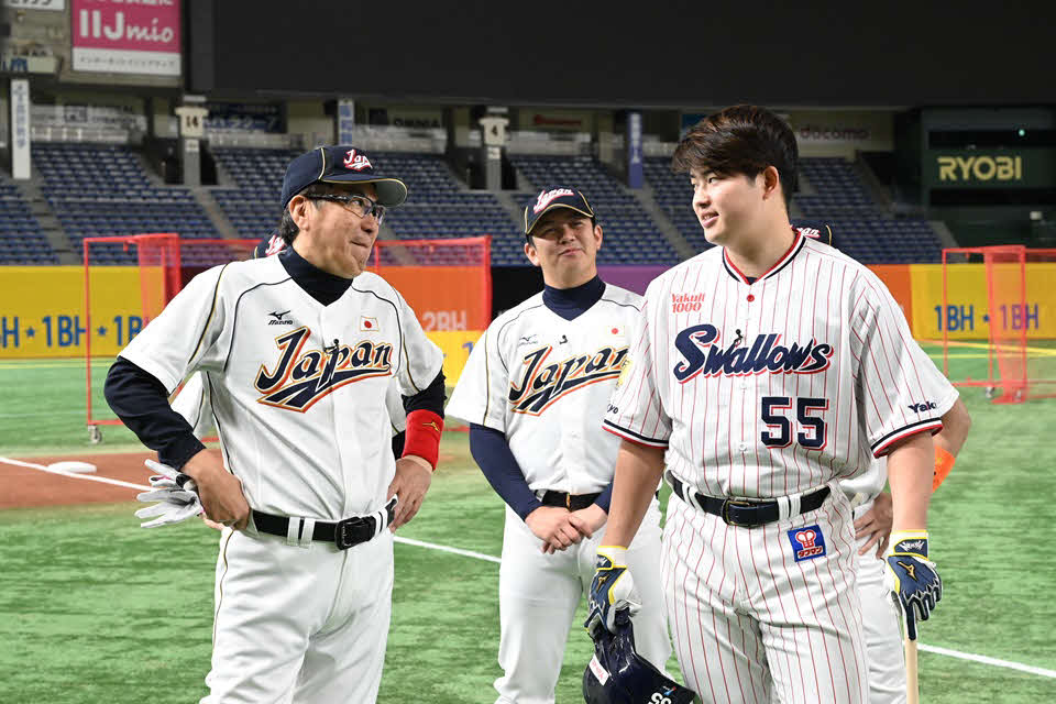 リアル野球BANの収録に参加した村上（右）と石橋貴明（左）（提供写真）