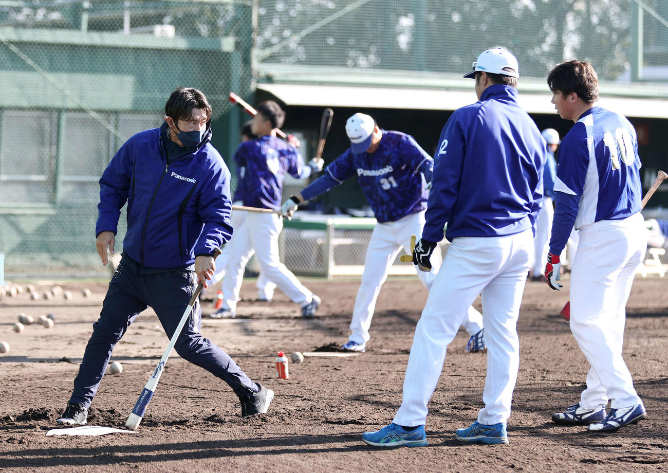 パナソニックの選手をコーチする鳥谷氏（左）
