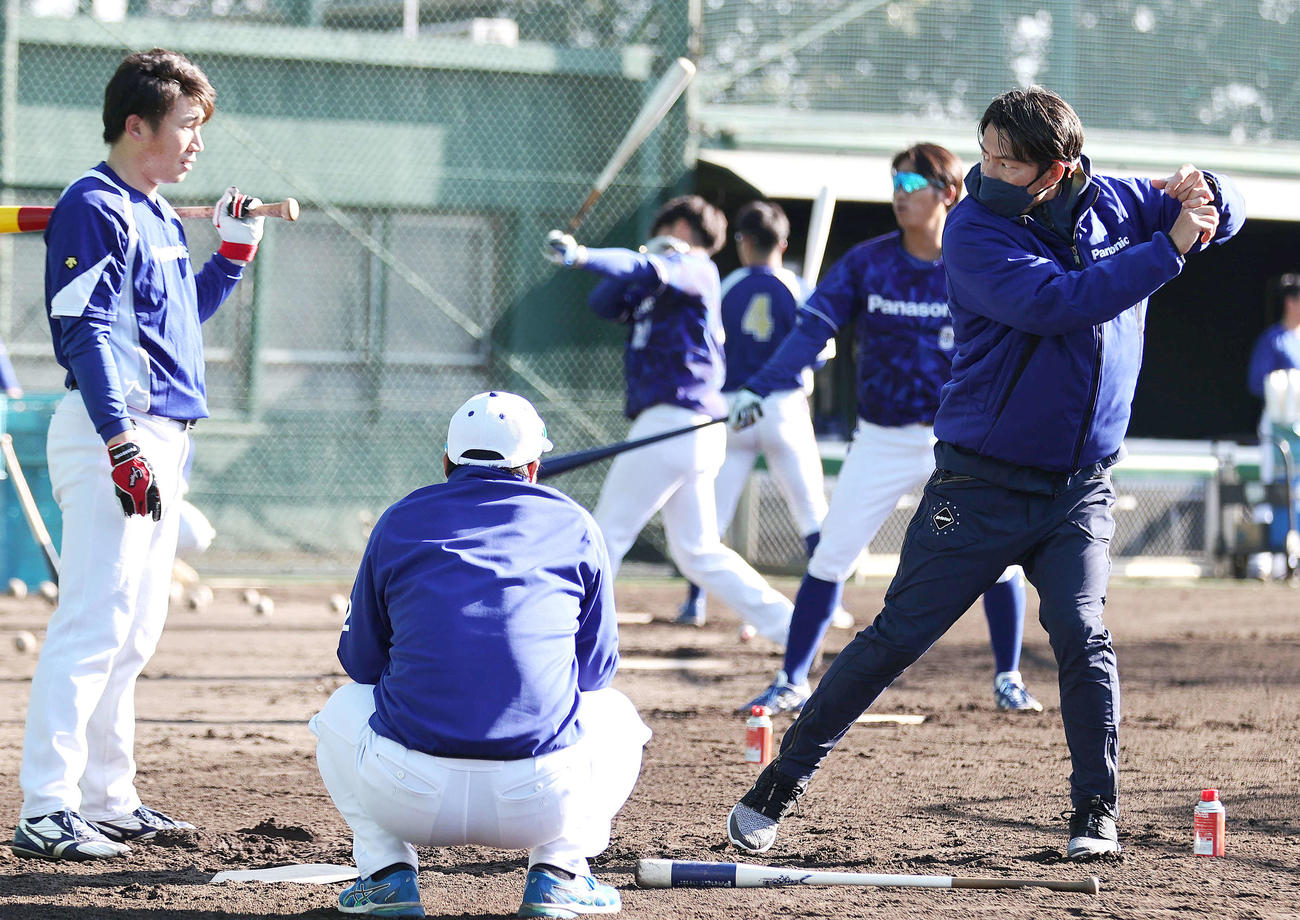 パナソニックの選手を指導する鳥谷氏（右）