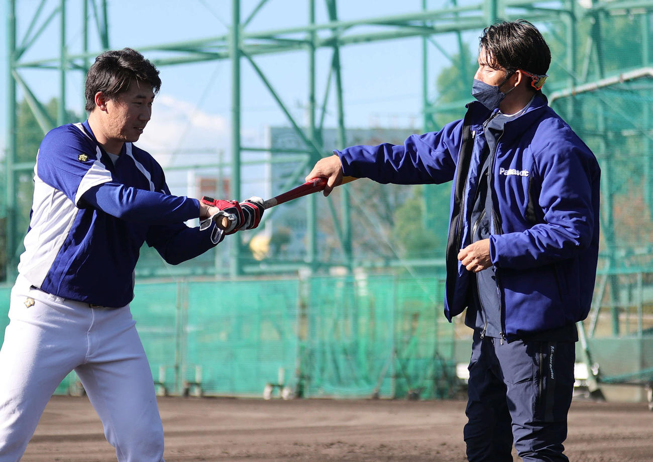 パナソニックの選手をコーチする鳥谷氏（右）