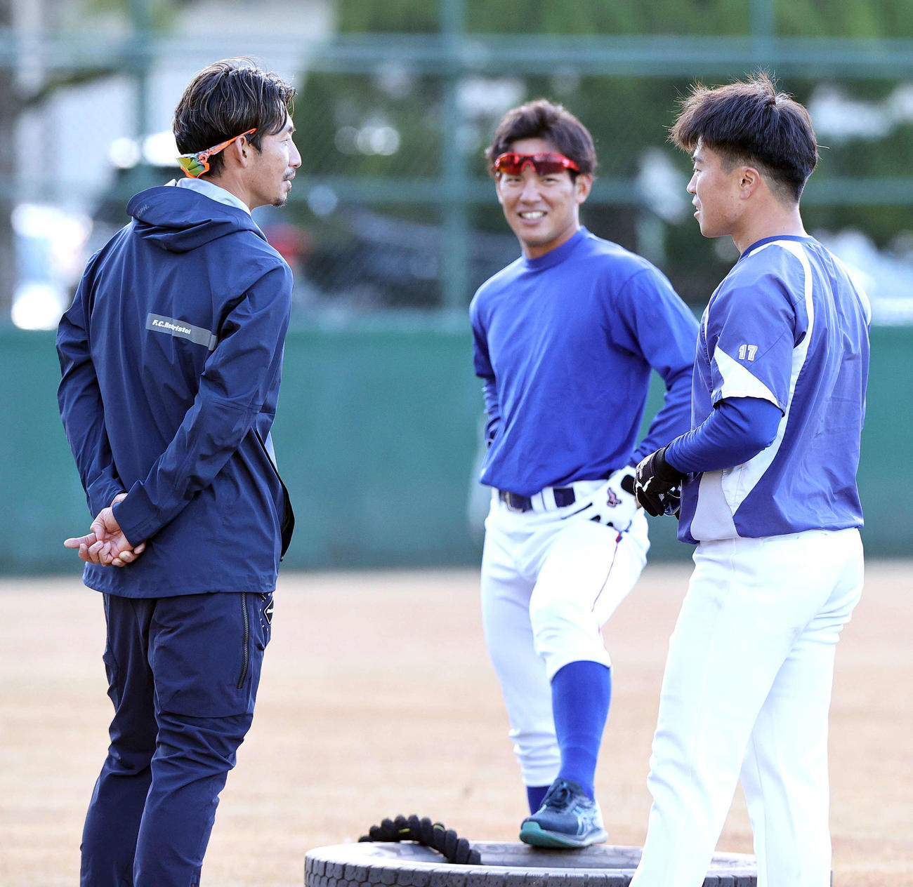 パナソニック野球部でコーチを務める鳥谷氏（左）