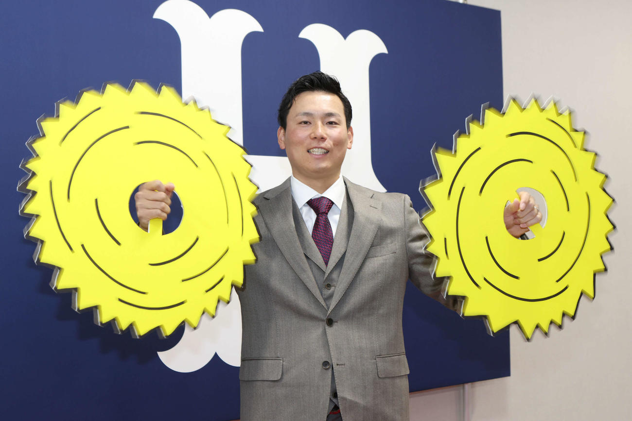推定9500万円で契約更改した広島栗林。広島の「クリリン」栗林は必殺技で来季も打者を打ち取っていく（撮影・加藤孝規）