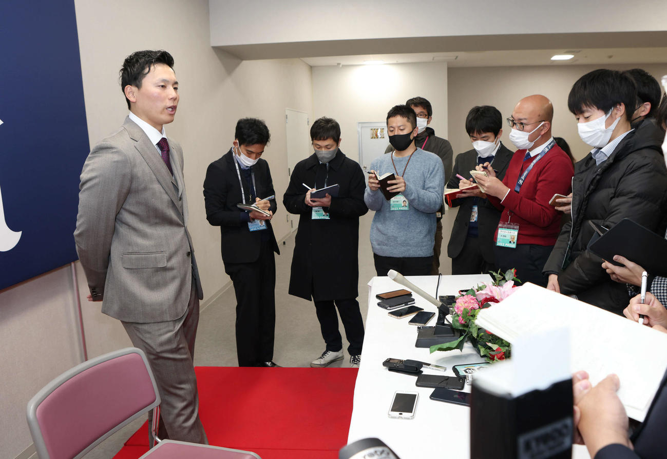 推定9500万円で契約更改した広島栗林（撮影・加藤孝規）