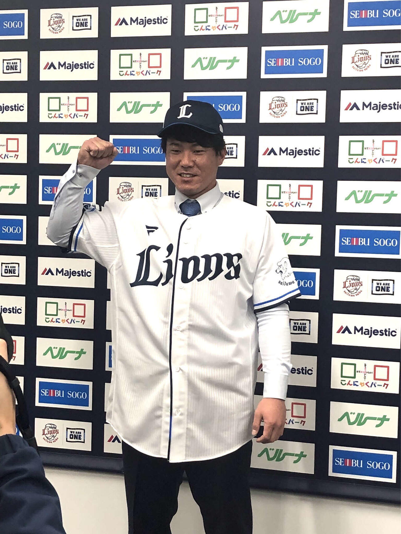 西武入団会見でガッツポーズする陽川（撮影・上田悠太）