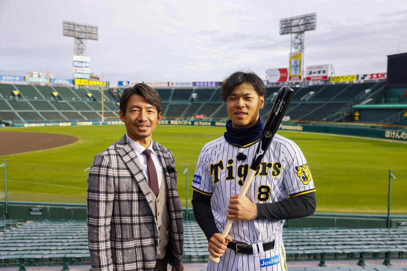 カンテレ「8SPORTS」で対談した鳥谷敬氏（左）と阪神佐藤輝（カンテレ提供）