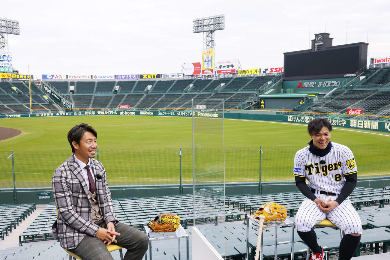 カンテレ「8SPORTS」で対談した鳥谷敬氏（左）と阪神佐藤輝（カンテレ提供）
