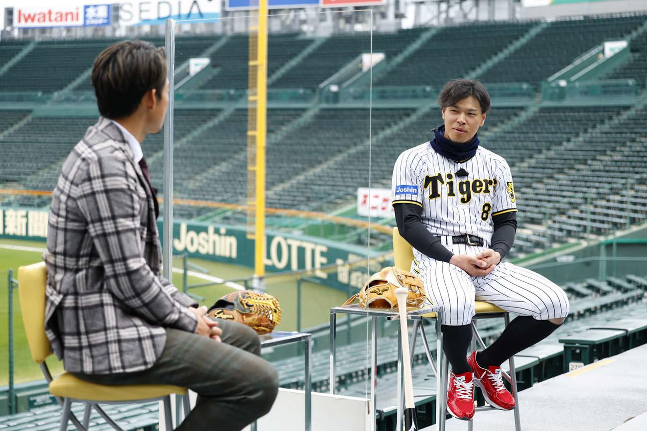 カンテレ「8SPORTS」で対談した鳥谷敬氏（左）と阪神佐藤輝（カンテレ提供）