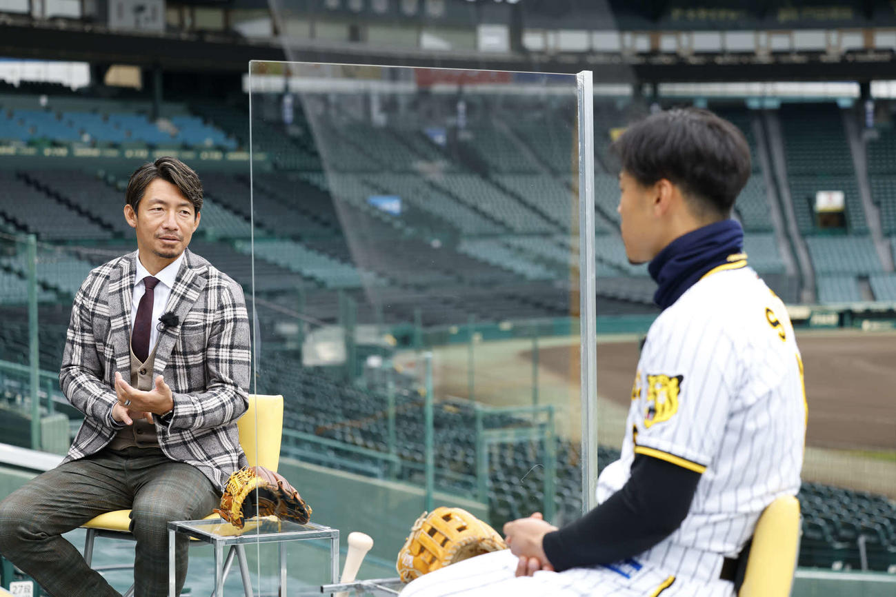 カンテレ「8SPORTS」で対談した鳥谷敬氏（左）と阪神佐藤輝（カンテレ提供）