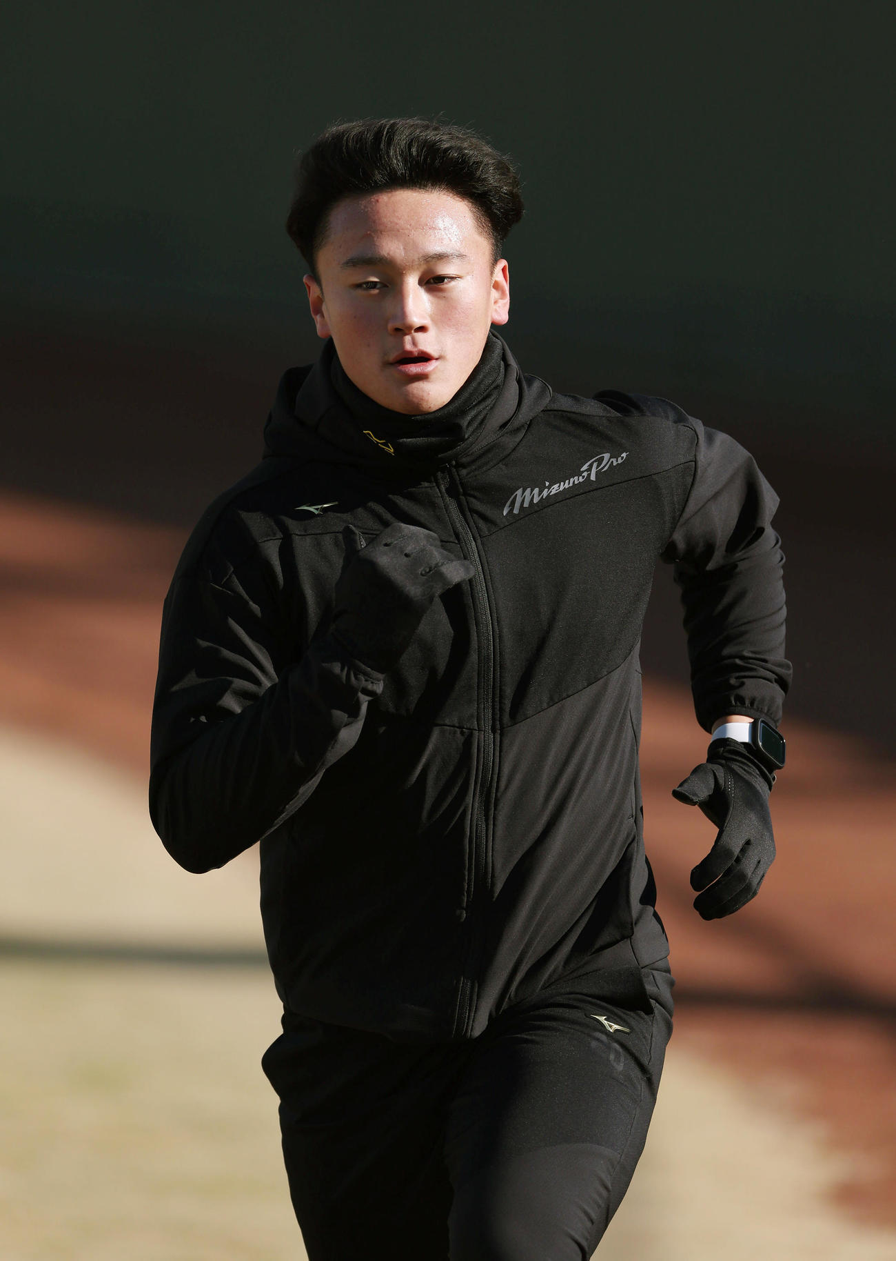 鳴尾浜球場の外野を走り込む阪神森木（撮影・前田充）