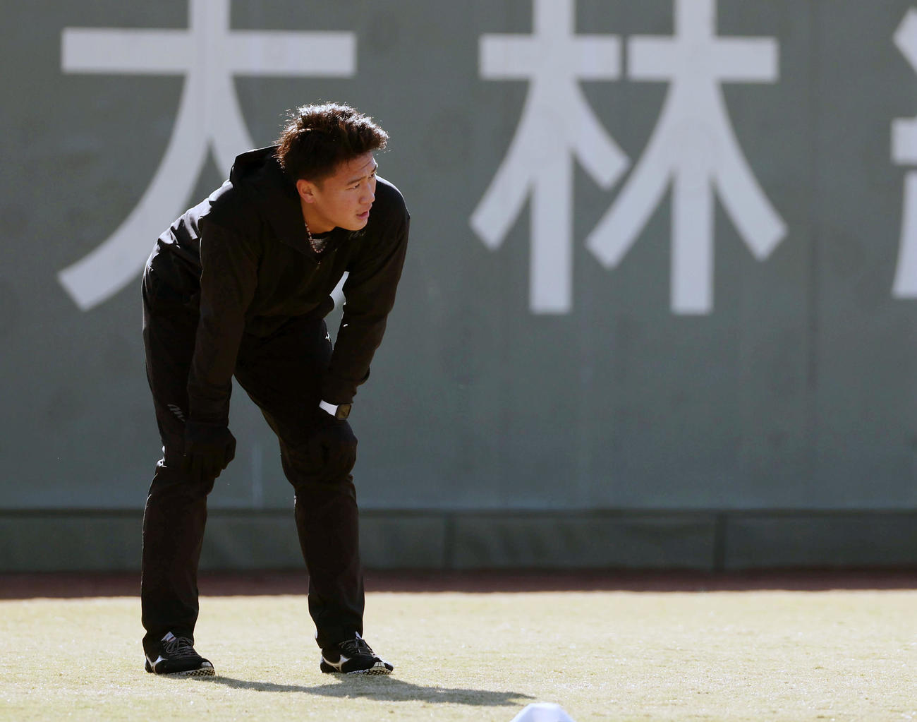 自主トレの合間に膝に手をあてる阪神森木（撮影・前田充）