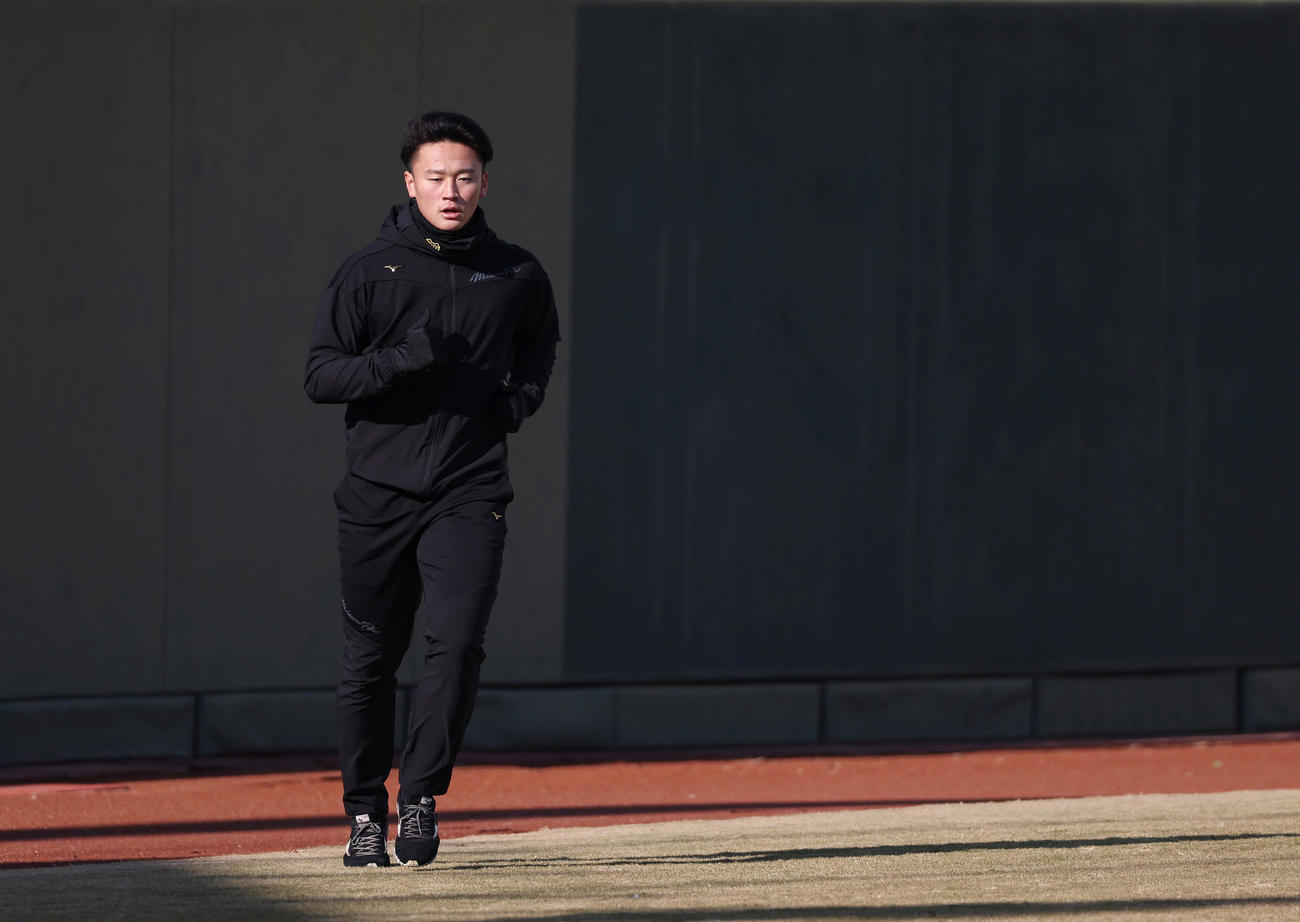 鳴尾浜球場の外野を走り込む阪神森木（撮影・前田充）