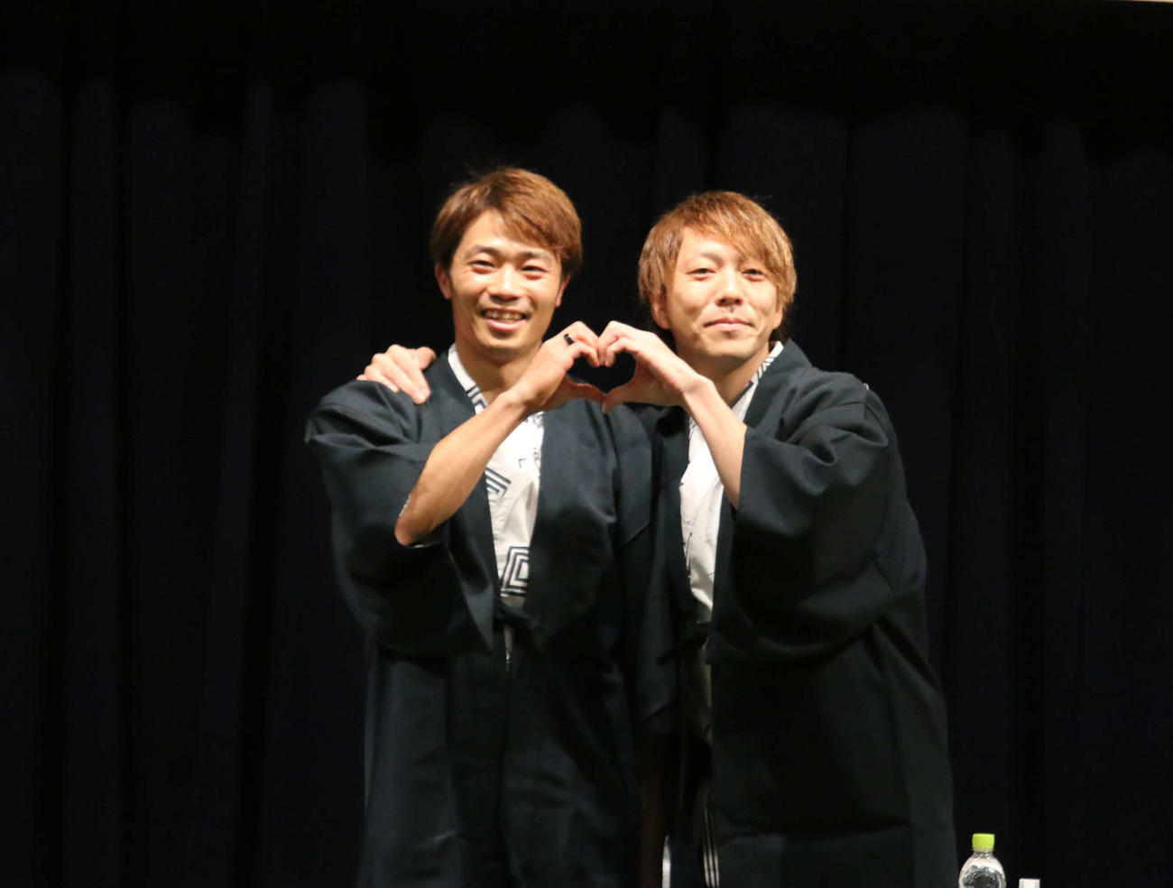 函館で「野口観光」のトークショーに出演し、ハートマークを作る日本ハム中島（左）と宮西（撮影・中島宙恵）