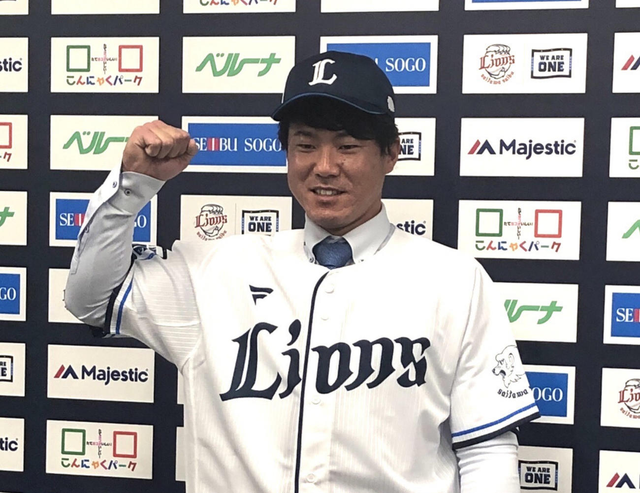 西武に入団した陽川は笑顔でガッツポーズ（撮影・上田悠太）