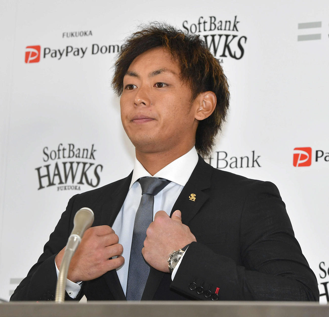 契約更改を終え、会見開始前に襟を正す今宮（撮影・岩下翔太）