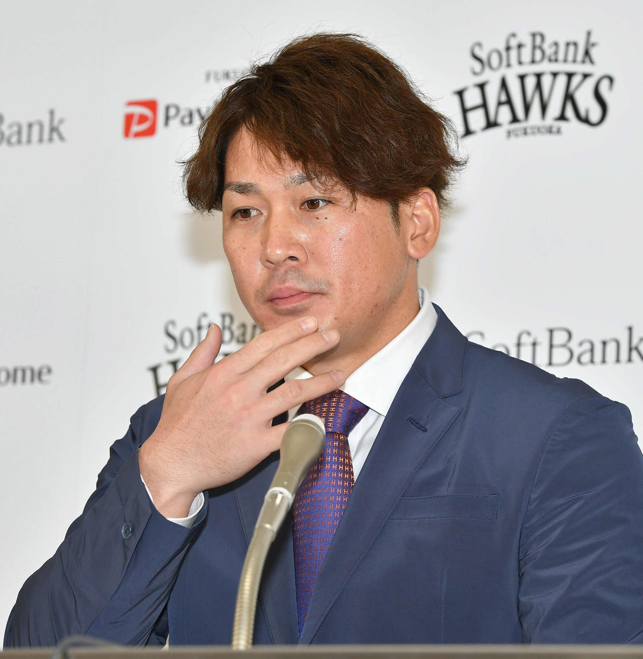 契約更改を終え、会見を行う甲斐（撮影・岩下翔太）