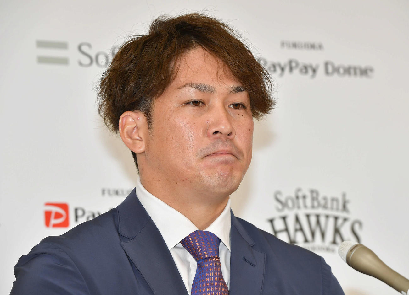 契約更改後の会見で、厳しい表情で今季を振り返る甲斐（撮影・岩下翔太）