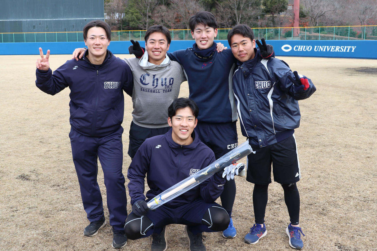 練習納めで、4年ぶりに行われた駅伝で、優勝した（左から）野呂田、根本、岩本、岡部、（前列）栗林（撮影・保坂淑子）