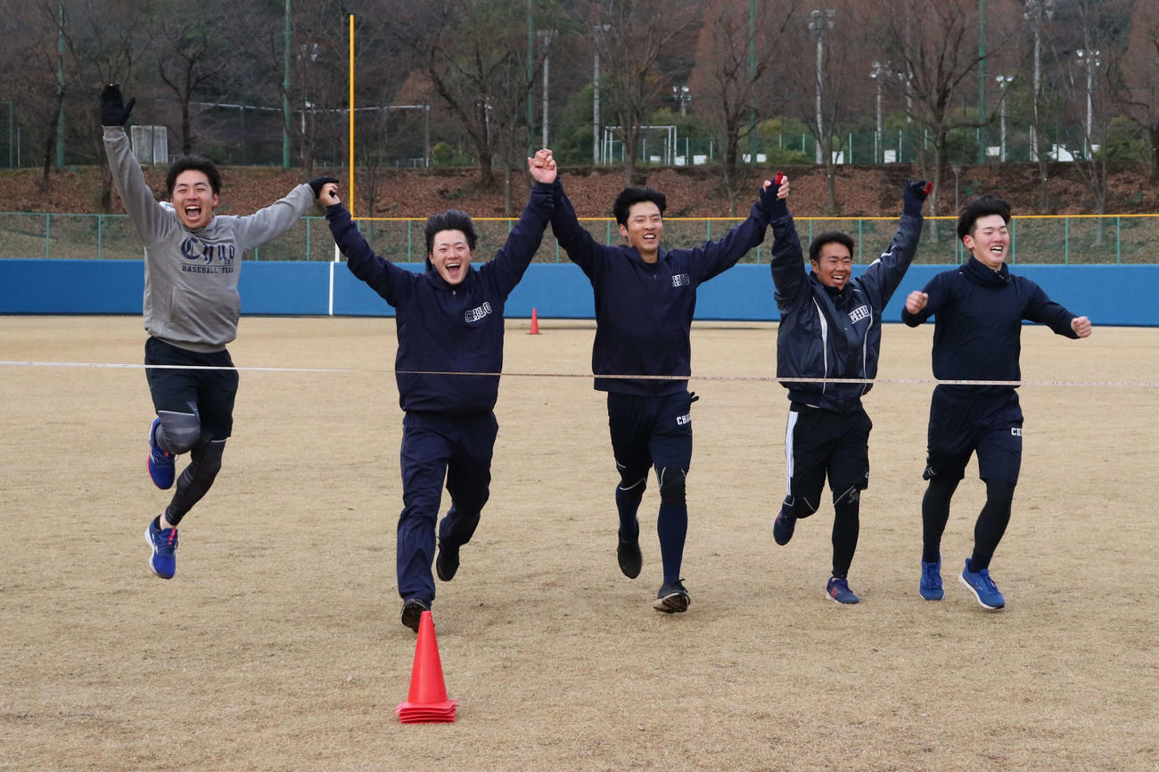 練習納めで、4年ぶりに行われた駅伝で、手をつないで優勝テープを切る（左から）根本、野呂田、栗林、岡部、岩本（撮影・保坂淑子）