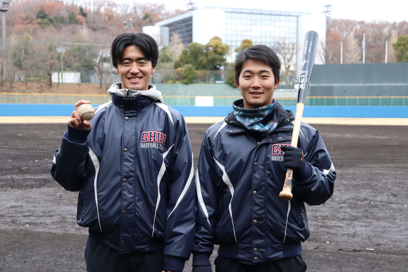 練習納めで、2人揃って来年のプロ入り宣言をした（左からエースの西舘と新主将の中前（撮影・保坂淑子）