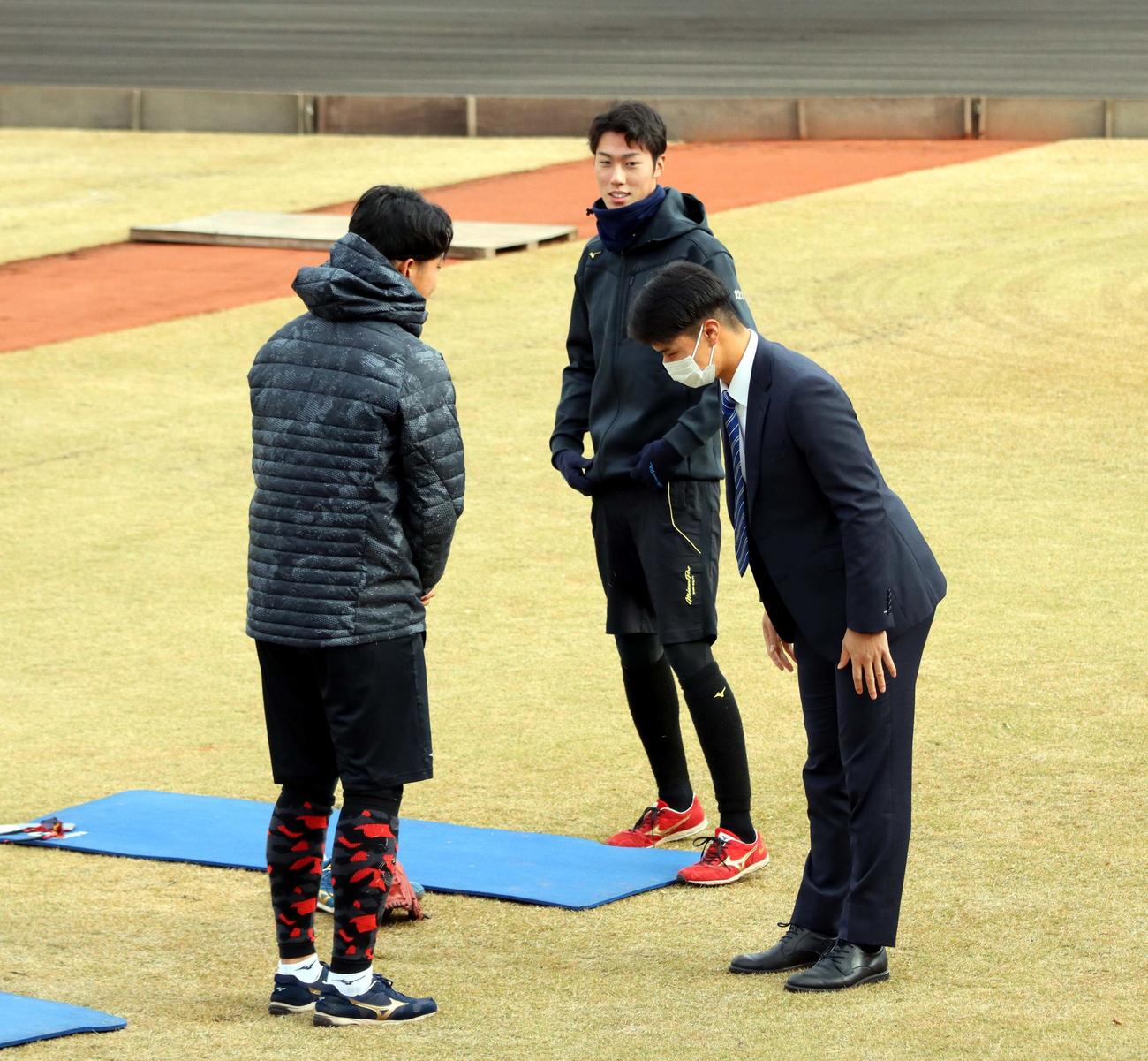 日本ハム有園（左）にあいさつする松岡（右）（撮影・永野高輔）