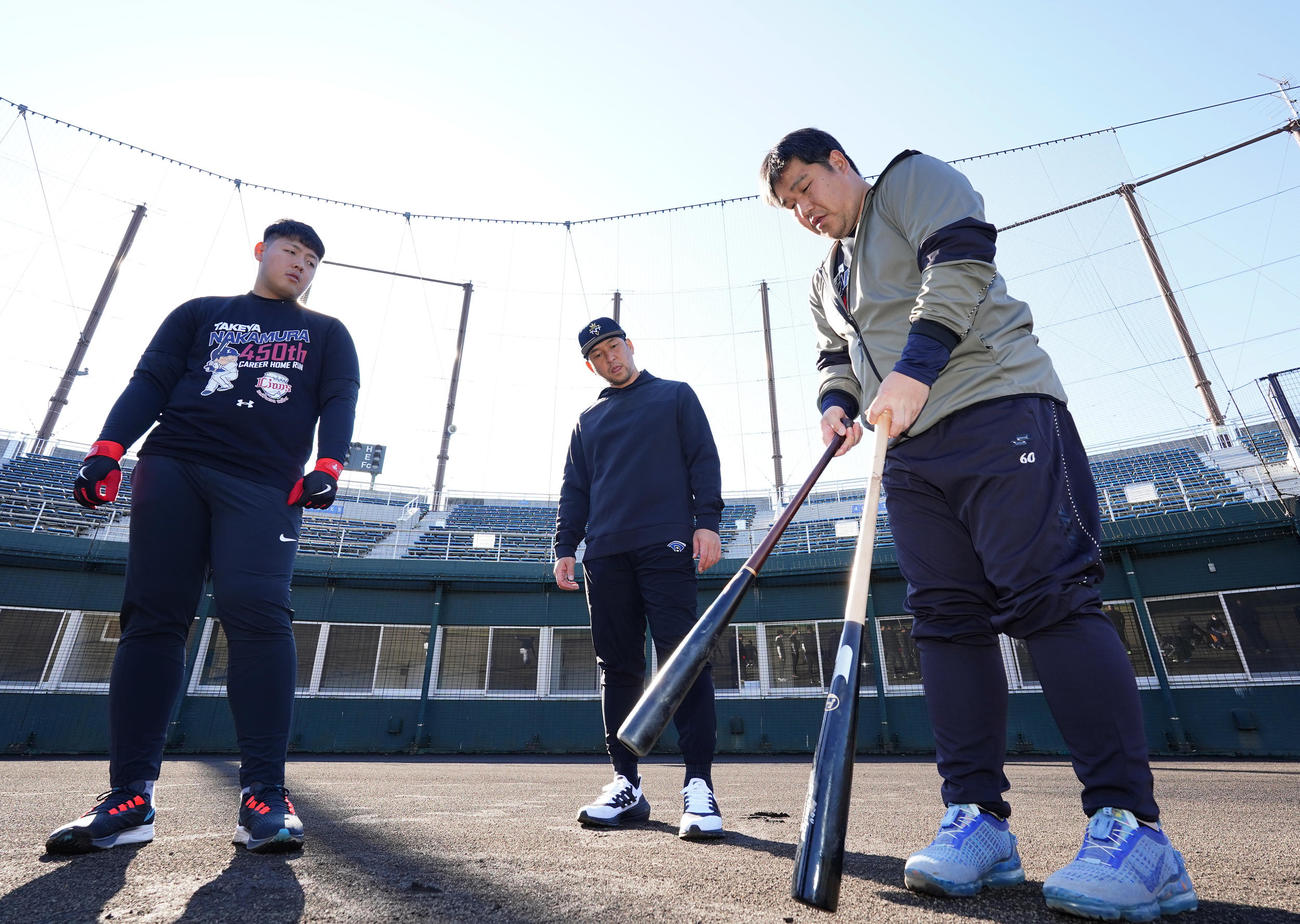 合同自主トレをする、左から巨人岡本和、巨人中島、西武中村（撮影・菅敏）