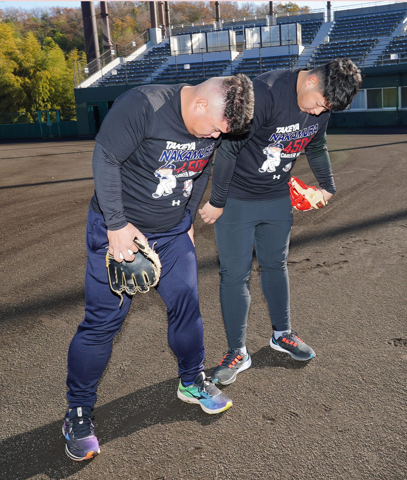 合同自主トレでふくらはぎのサイズを比べ合う巨人岡本和（右）と西武渡部（撮影・菅敏）
