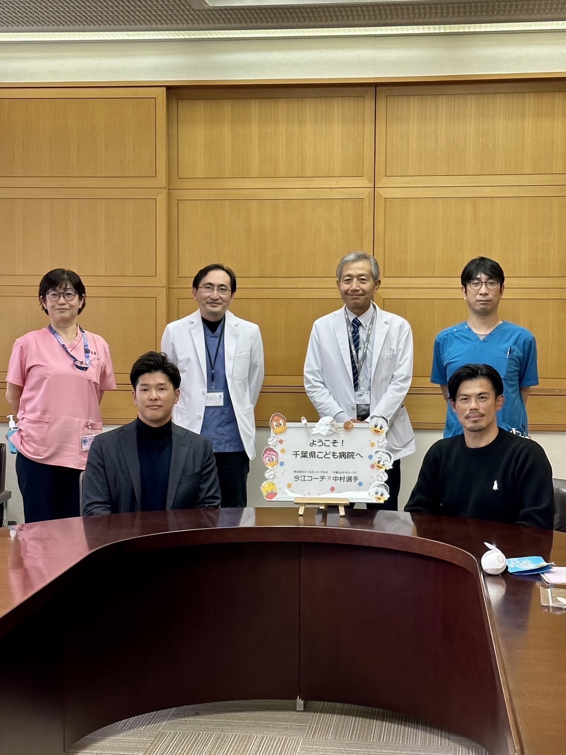 千葉県こども病院を訪問した楽天今江2軍打撃コーチ（前列右）とロッテ中村奨（同左）（楽天野球団提供）