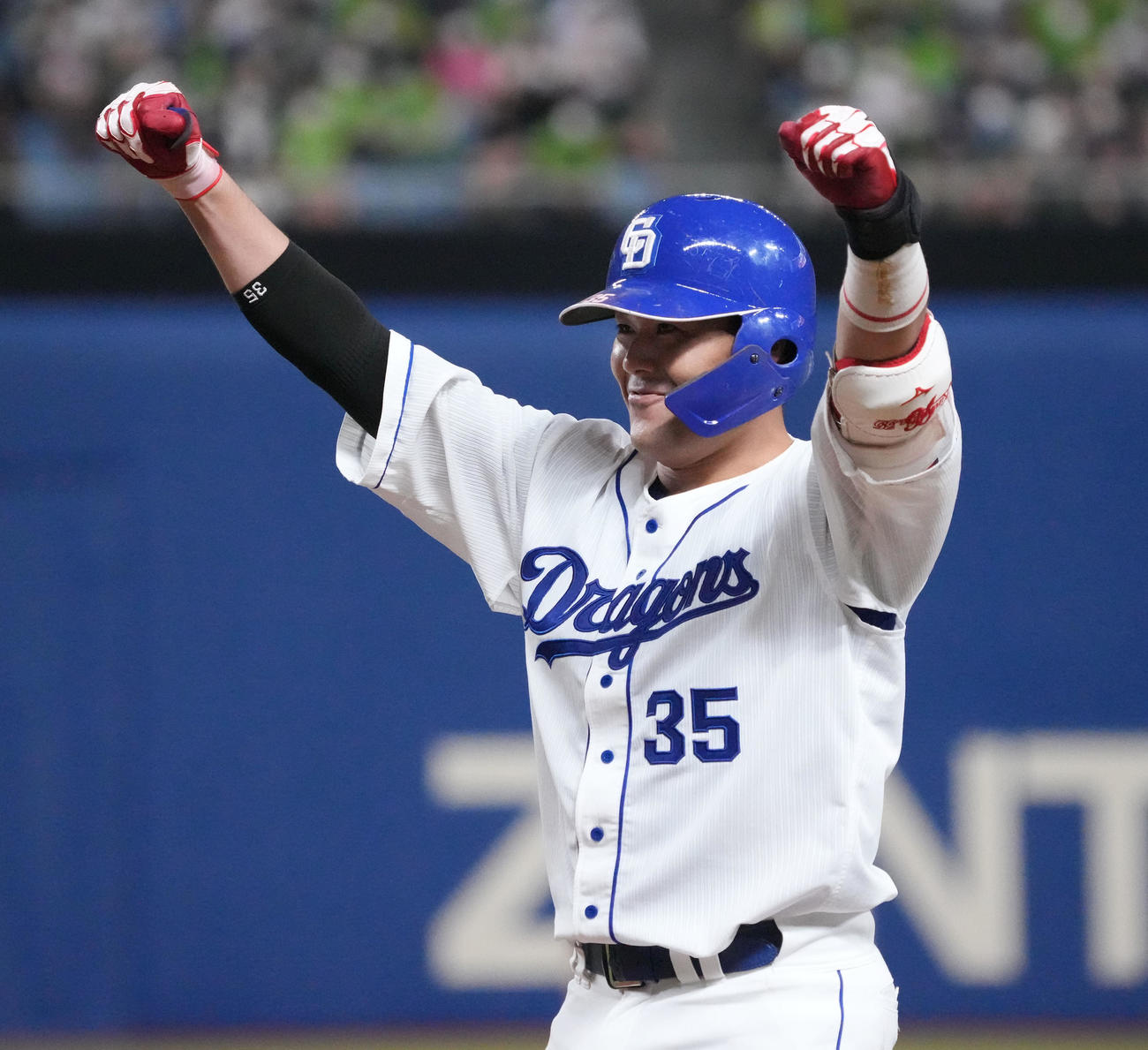 中日対ヤクルト　12回裏中日2死満塁、中前適時打を放ちガッツポーズをする木下拓哉（2022年9月17日撮影）
