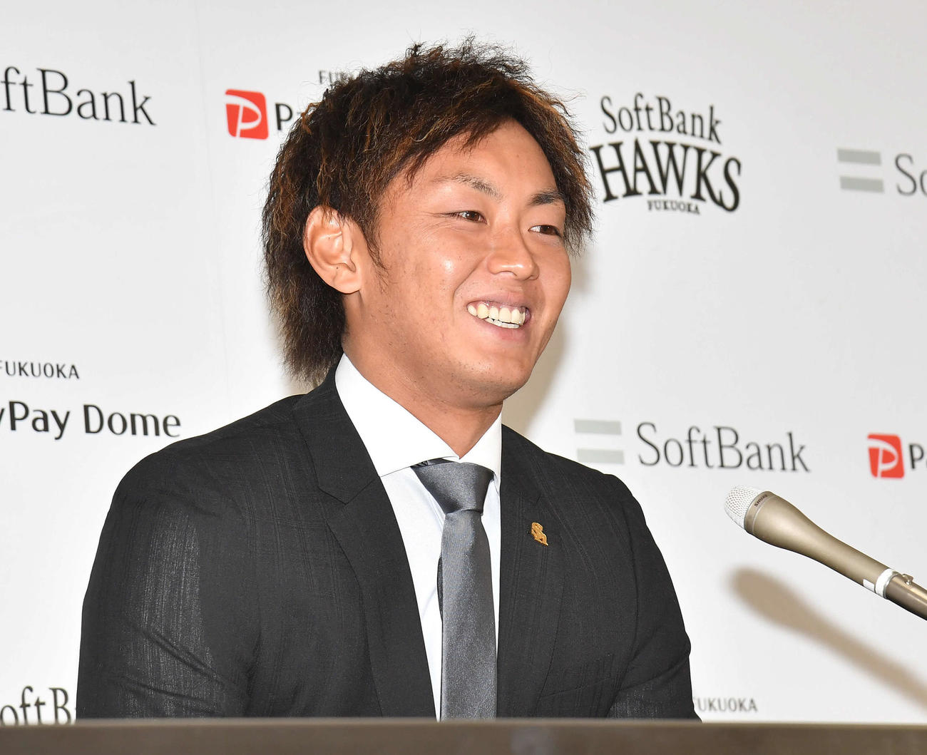 契約更改を終え、会見で笑顔を見せる今宮（撮影・岩下翔太）