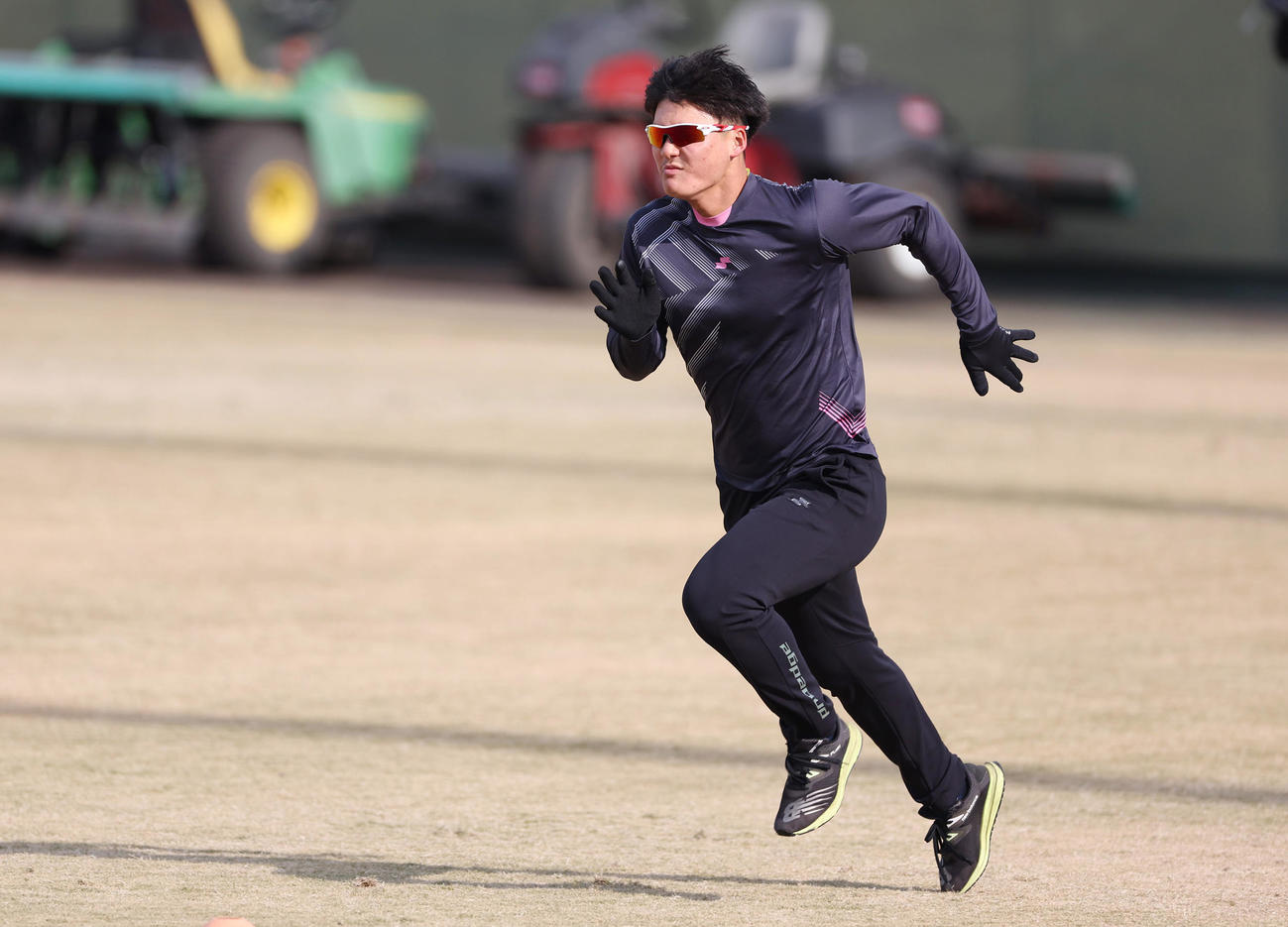 ダッシュを繰り返す阪神前川（撮影・前田充）