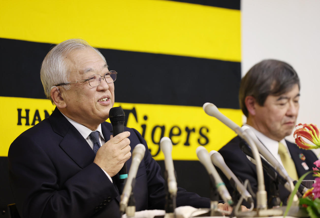 オーナー交代会見に臨む阪神藤原前オーナー。右は杉山新オーナー（撮影・前田充）