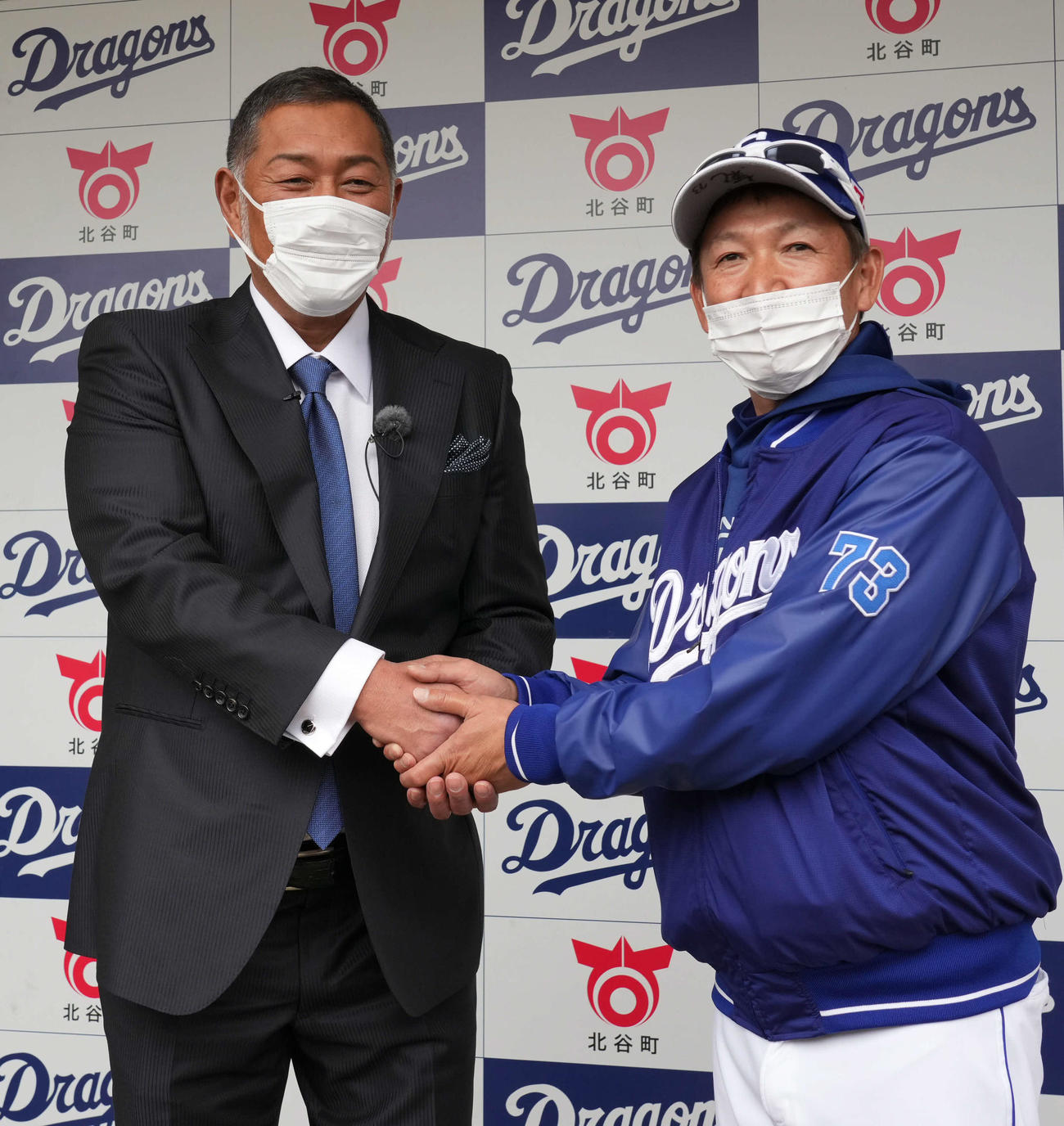 立浪監督（右）と握手を交わす清原氏（左）（2022年2月22日撮影）